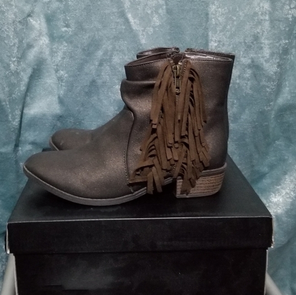 Boots - Picture 5 of 6